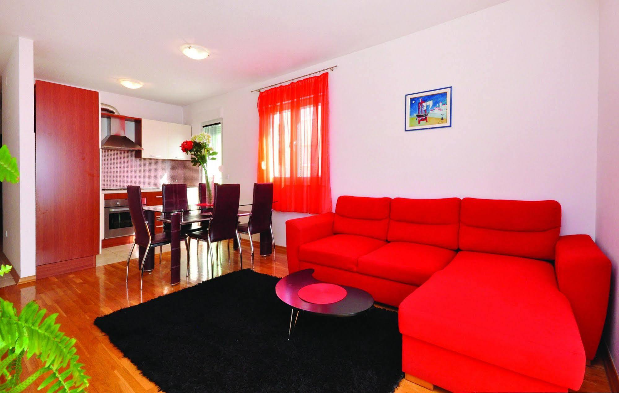 Apartments Beverly Omiš Esterno foto