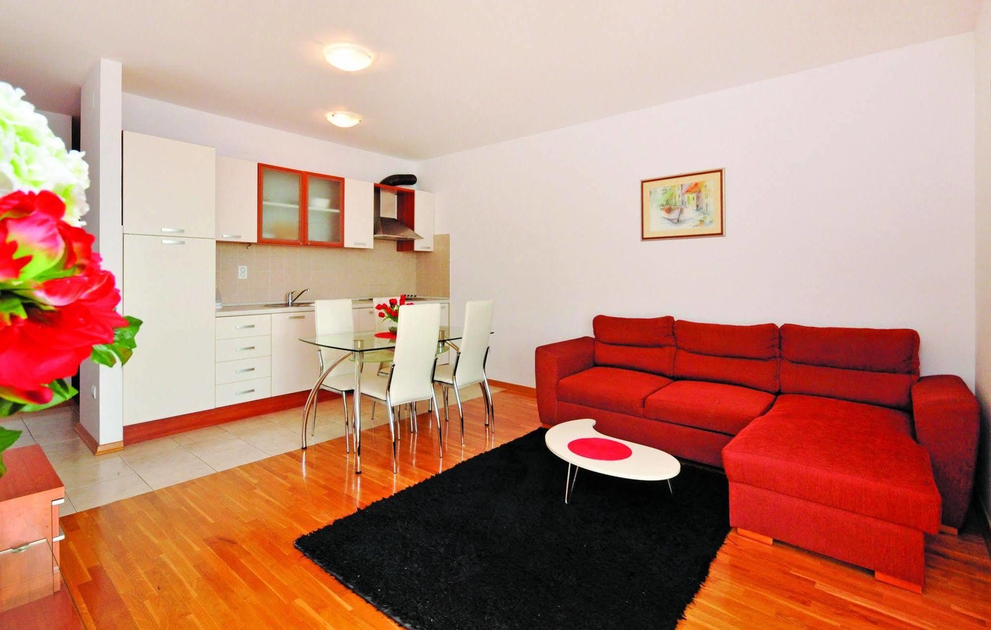 Apartments Beverly Omiš Esterno foto