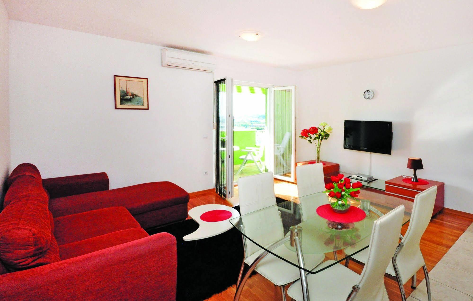 Apartments Beverly Omiš Esterno foto