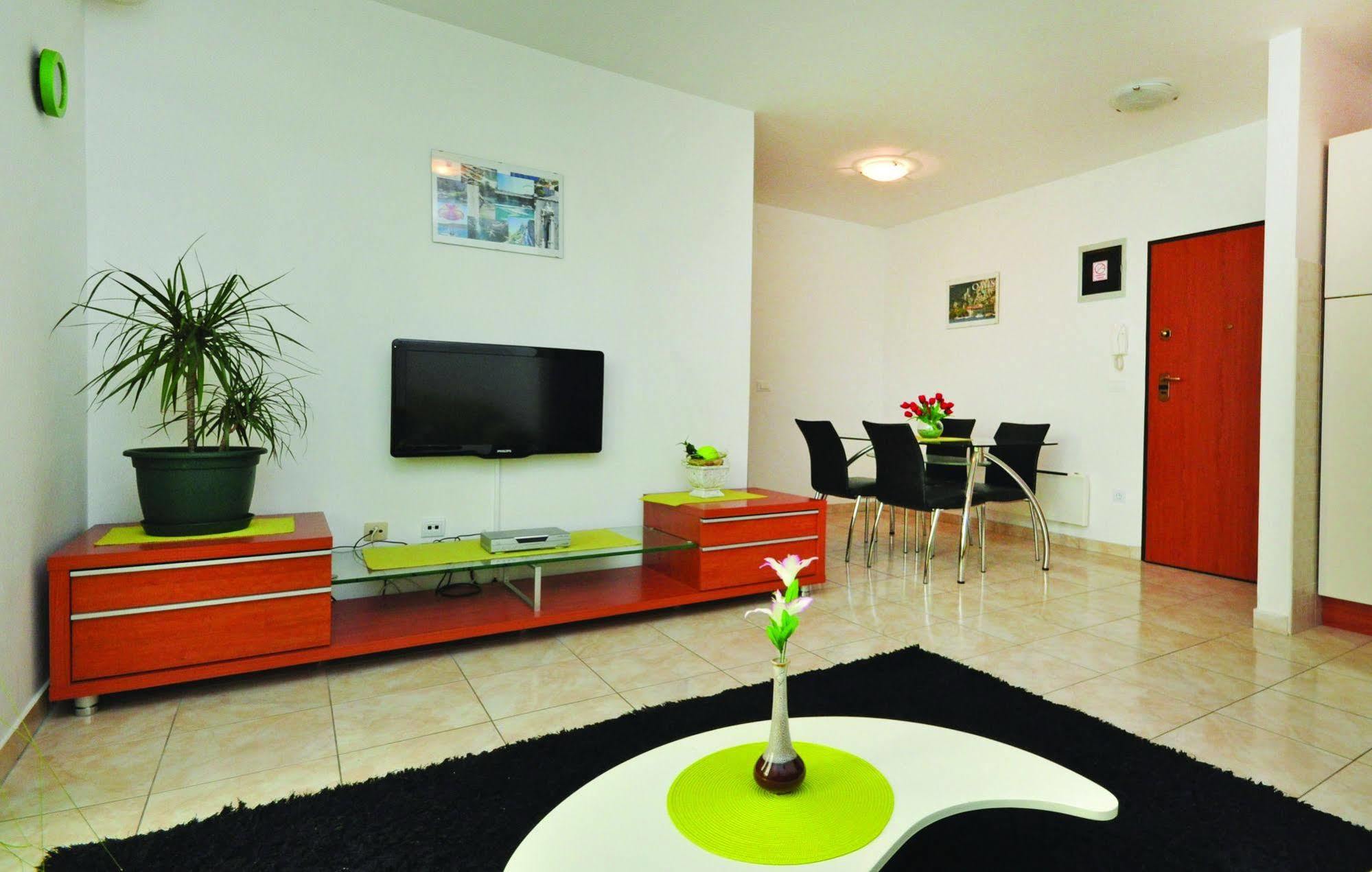 Apartments Beverly Omiš Esterno foto